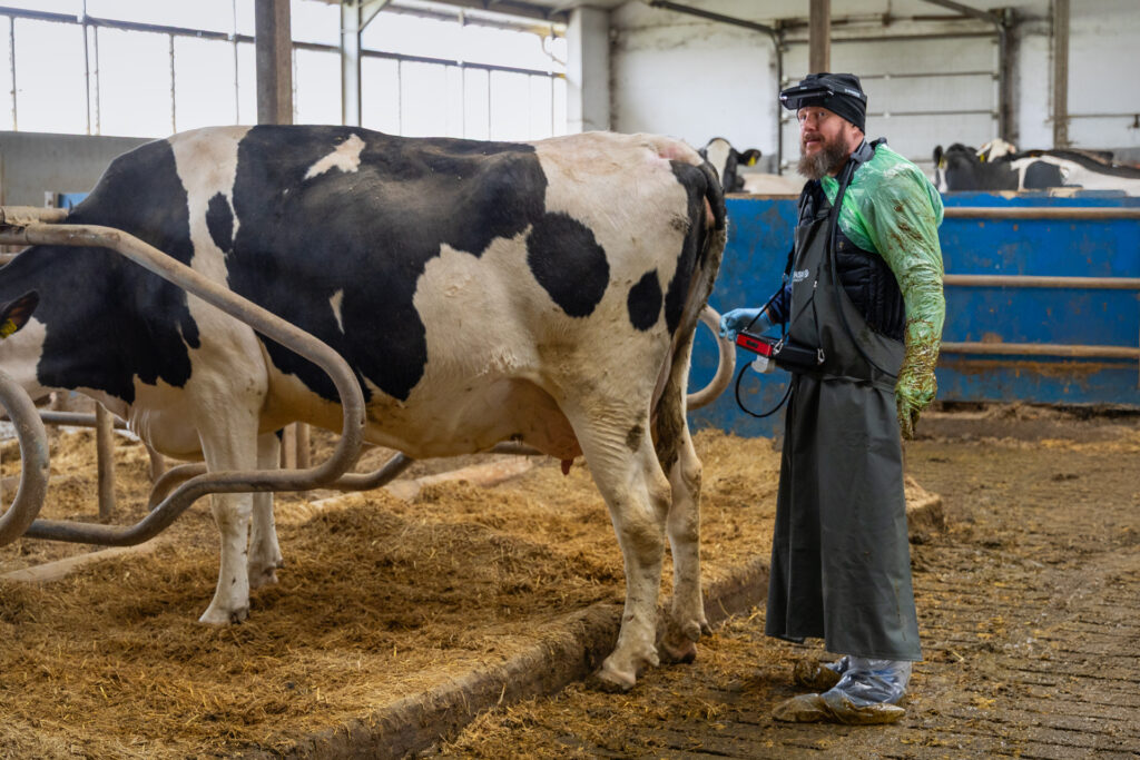 iScan 3 with goggle iLens in the barn